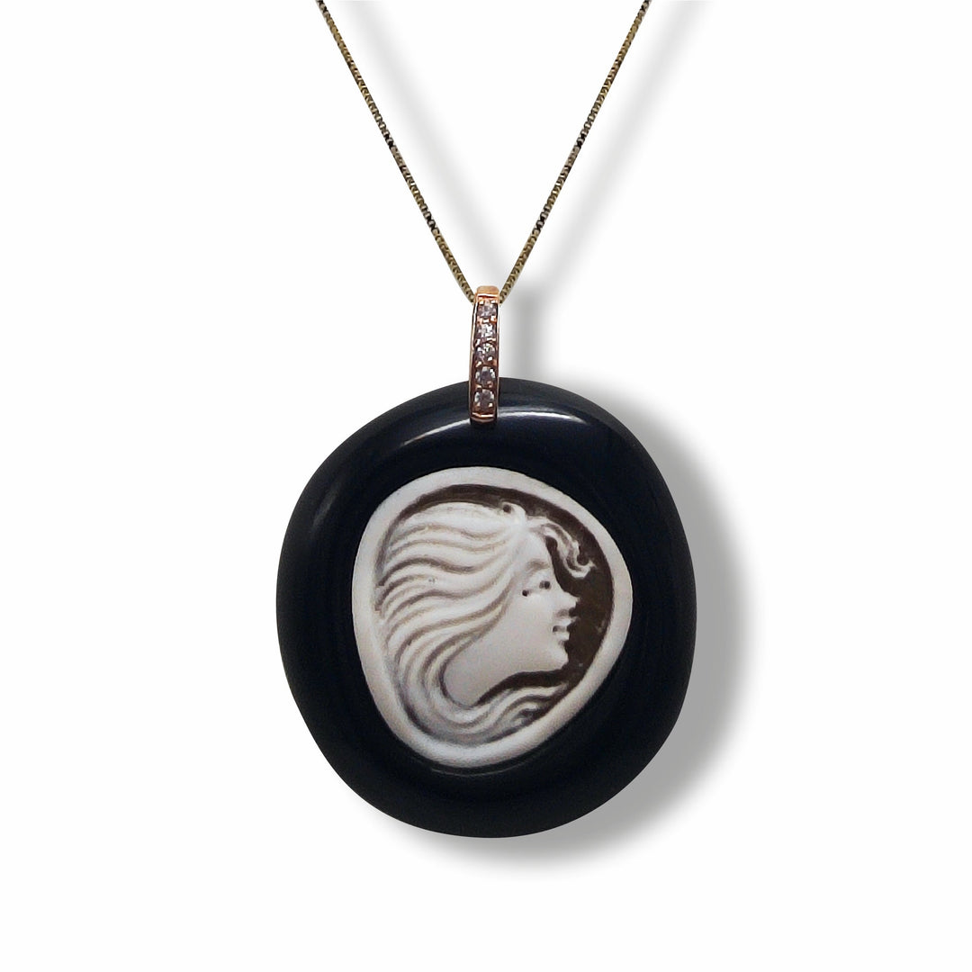 Collana ciondolo dea in cammeo montato su agata nera