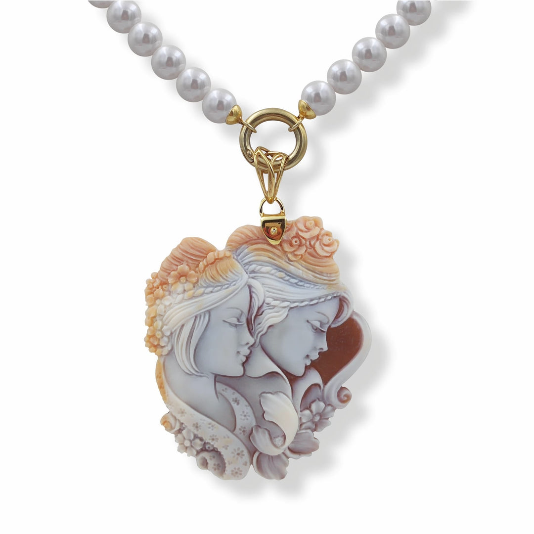 Collana ciondolo le due sorelle in cammeo montato su argento Lucia Vitiello Gioielli di Napoli