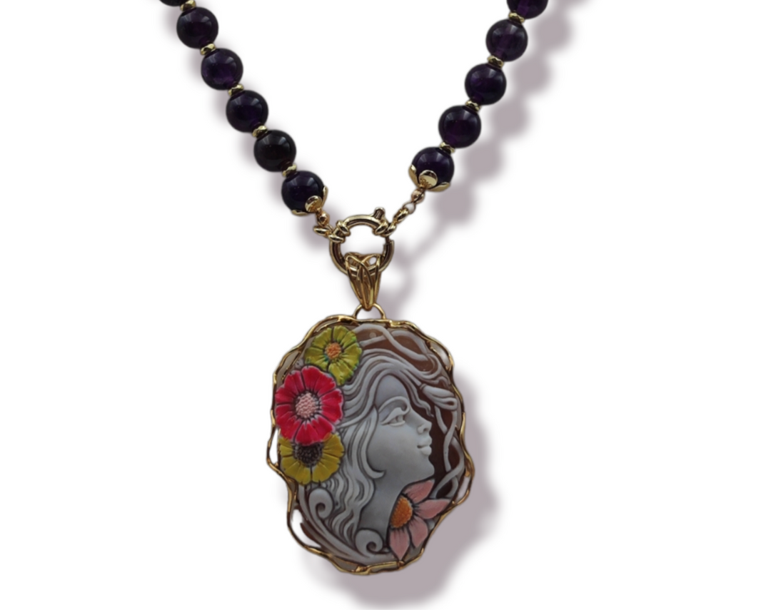 Collana ciondolo dea colorata in cammeo montata su argento