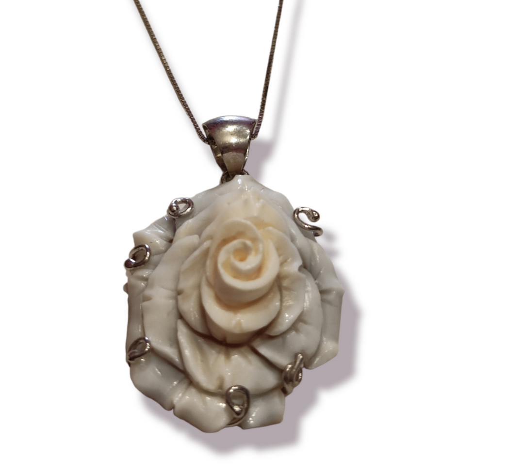 Collana ciondolo fiore in cammeo montato su argento