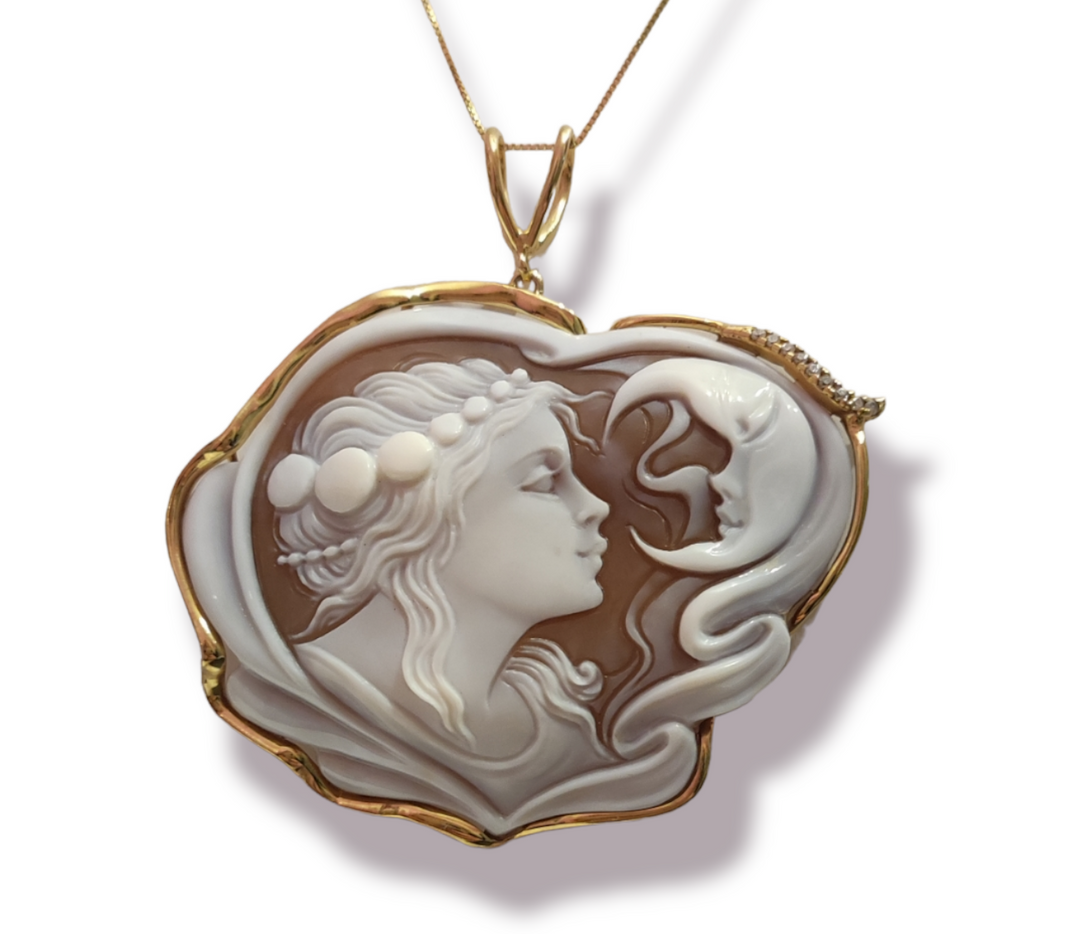 Collana ciondolo dea della luna in cammeo montato su argento