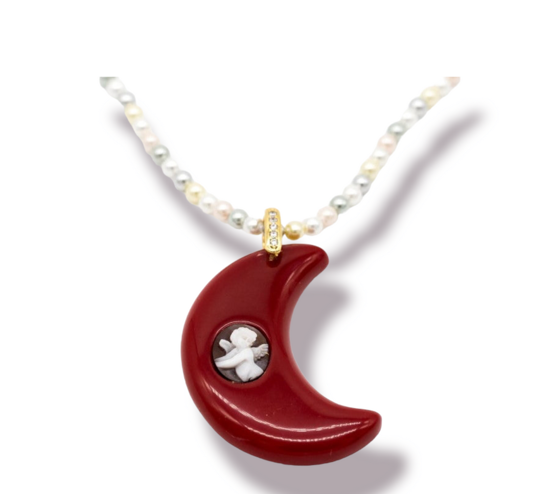 Collana ciondolo luna in cammeo montato su pasta di corallo