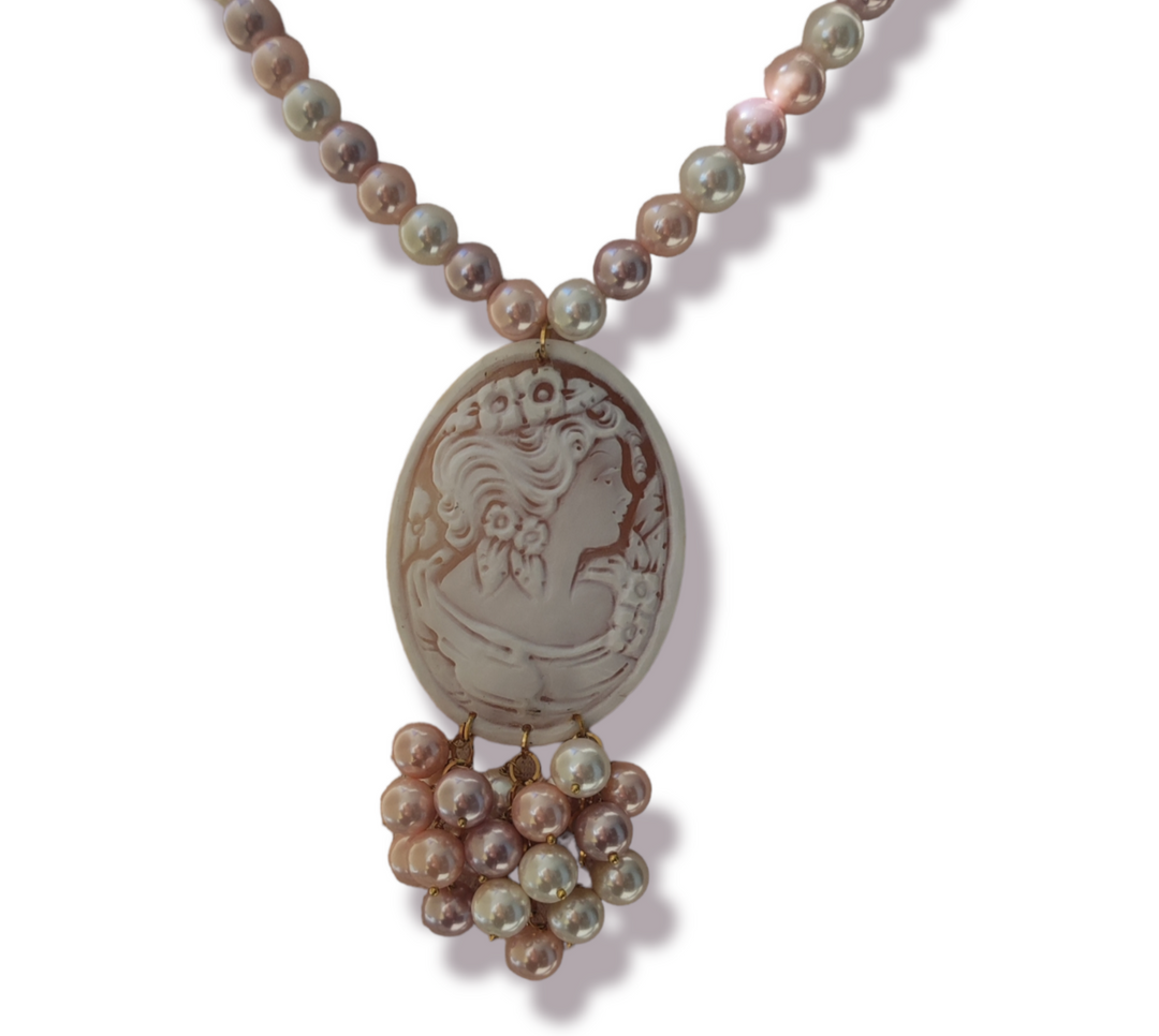 Collana ciondolo dea in cammeo e perle montata su argento
