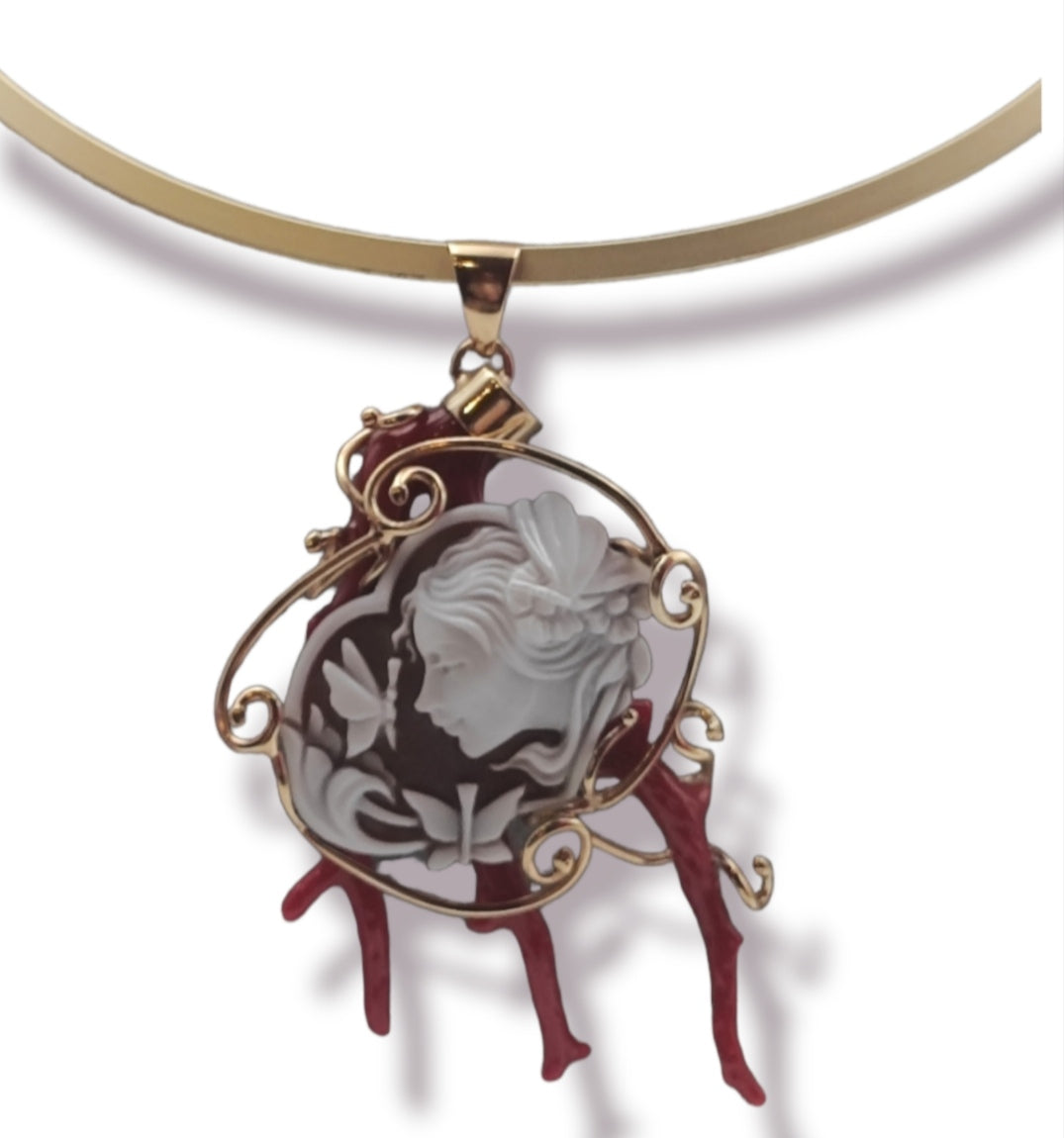 Collana ciondolo dea love in cammeo e corallo montata su argento