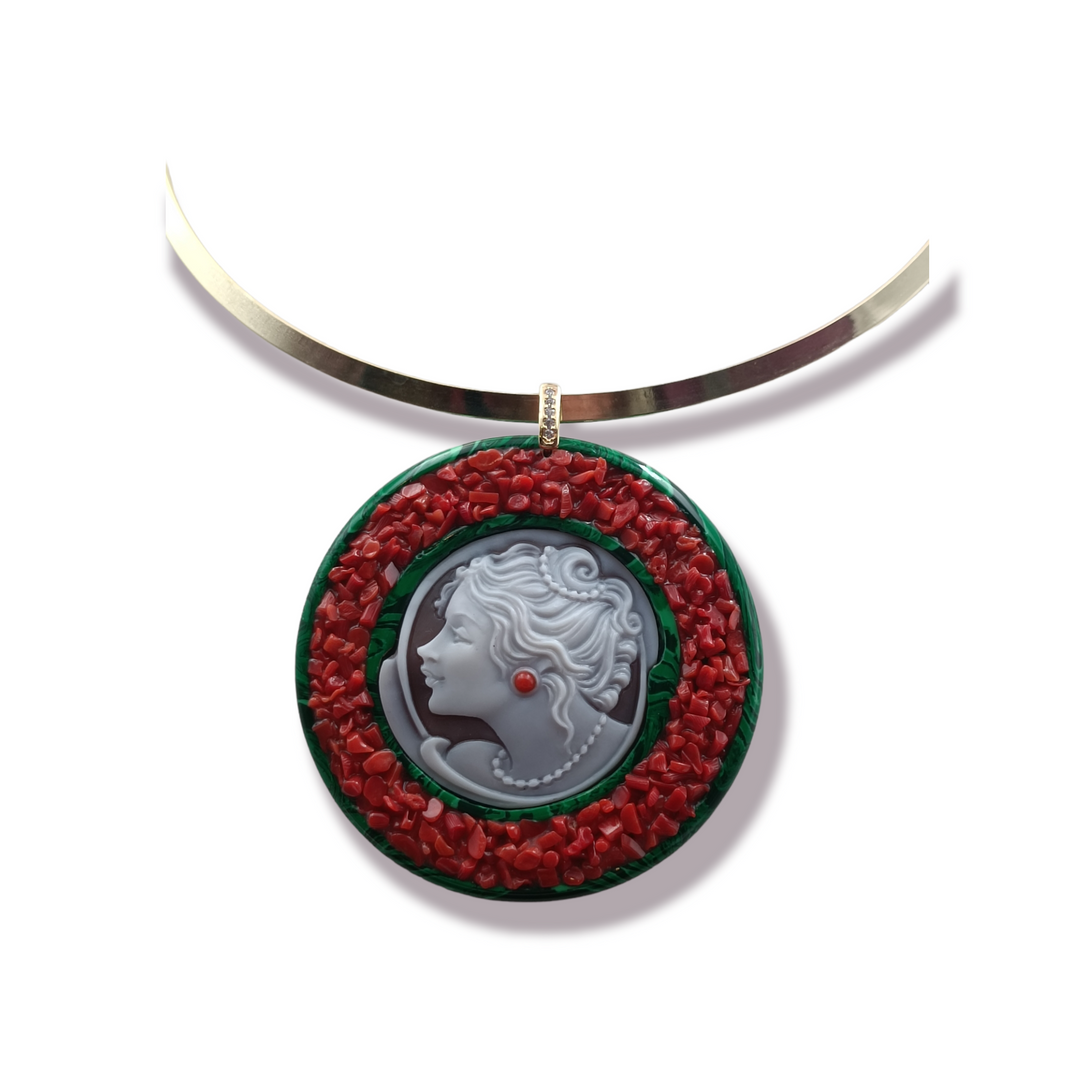 Collana ciondolo dea malachite in cammeo montato su corallo e argento