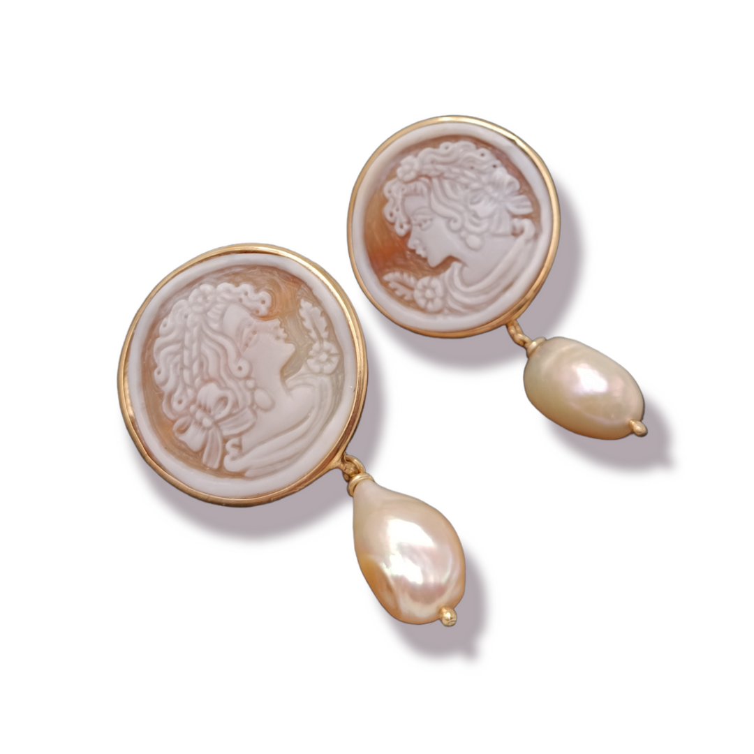 Lady earrings in cameo and pearls mounted on silver