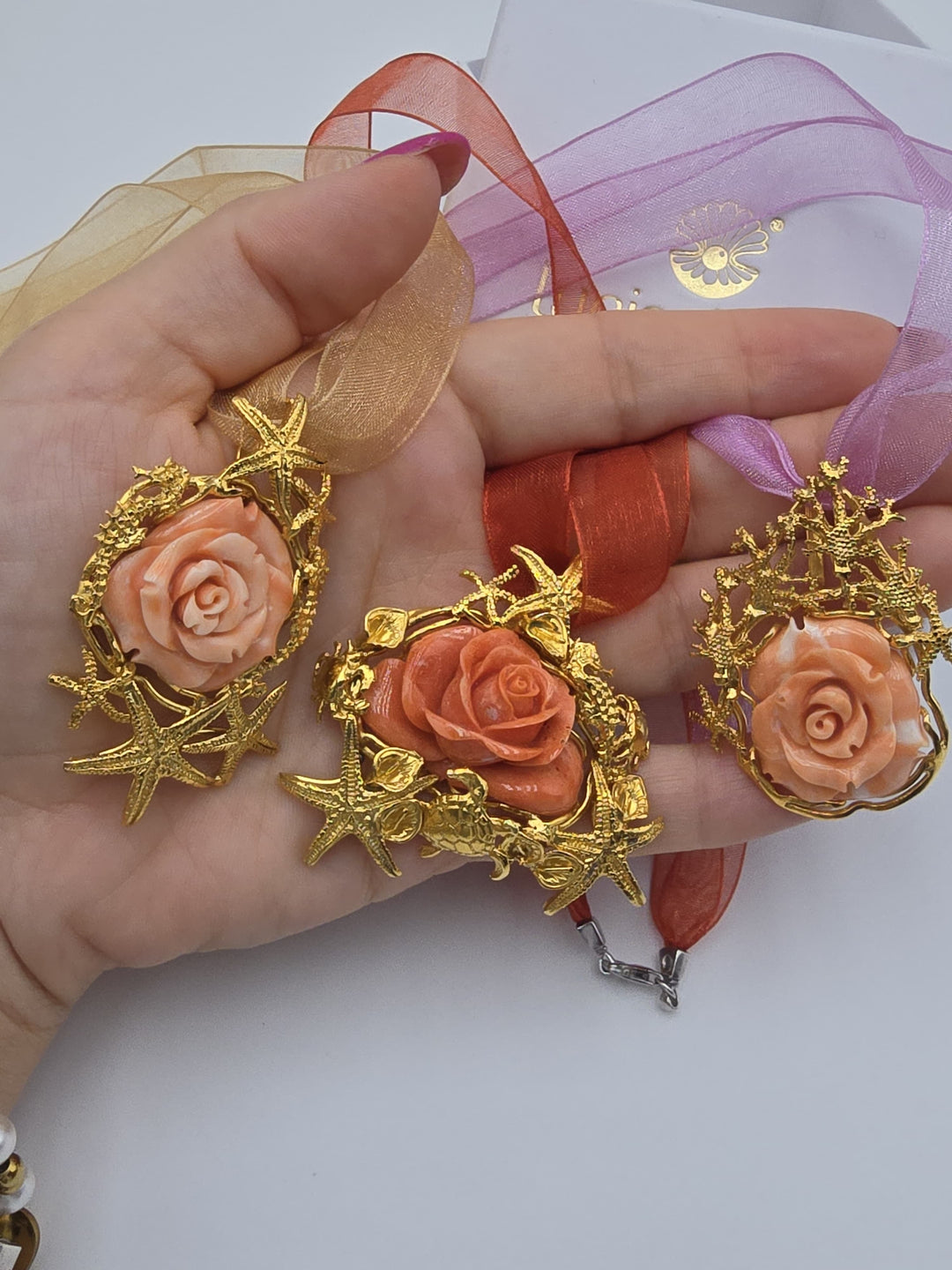 L’eleganza scolpita: le rose incise su corallo Cerasuolo