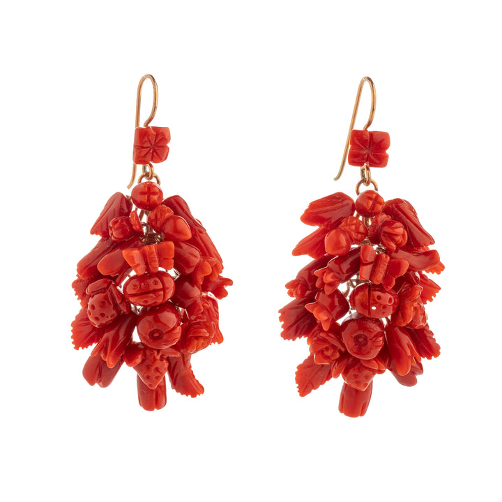 Orecchini "fiore e frutta" in corallo rosso montati su oro 9 kt