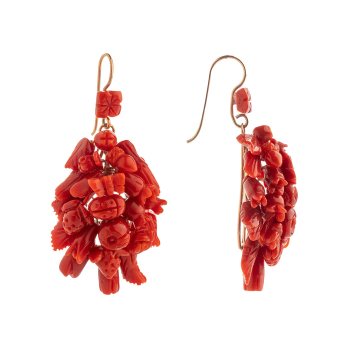 Orecchini "fiore e frutta" in corallo rosso montati su oro 9 kt