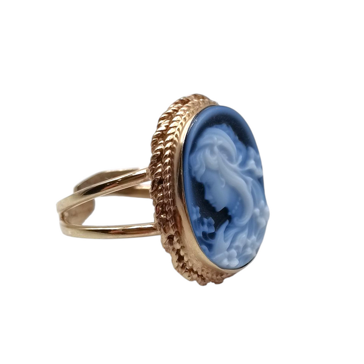 "Lady of Love" ring in hand-engraved blue agate and set in silver