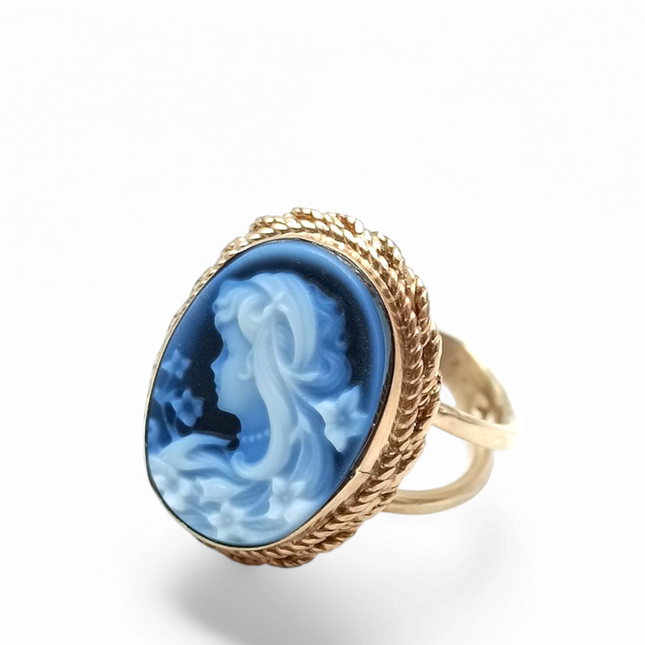 "Lady of Love" ring in hand-engraved blue agate and set in silver