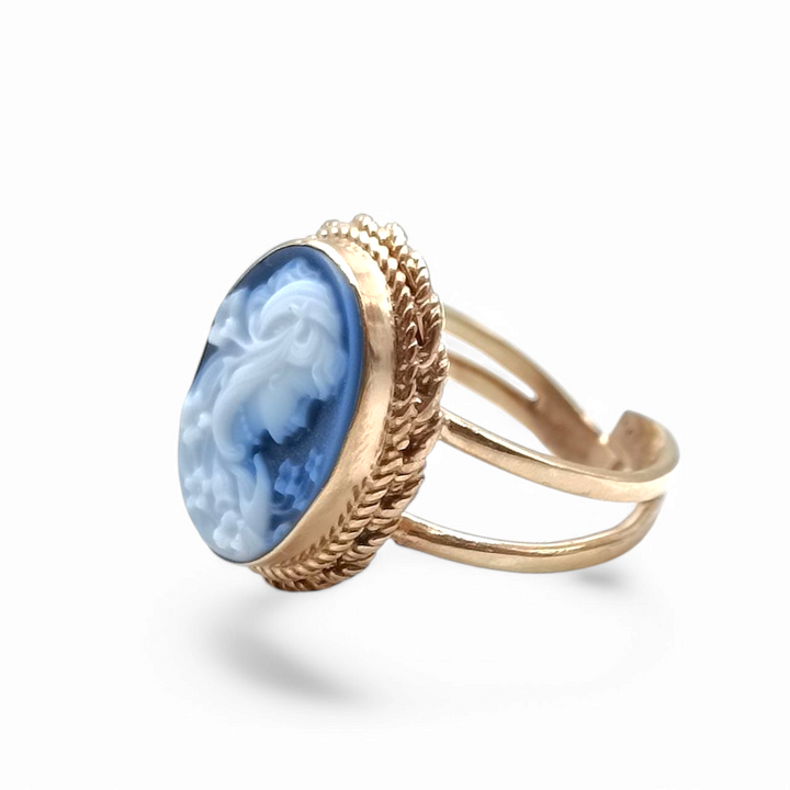 “Lady of Love” ring engraved in blue agate mounted on silver