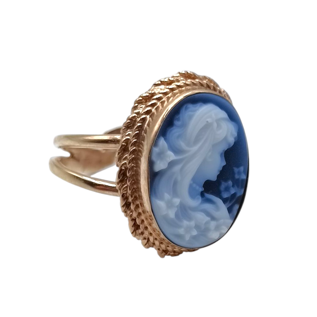 “Lady of Love” ring engraved in blue agate mounted on silver