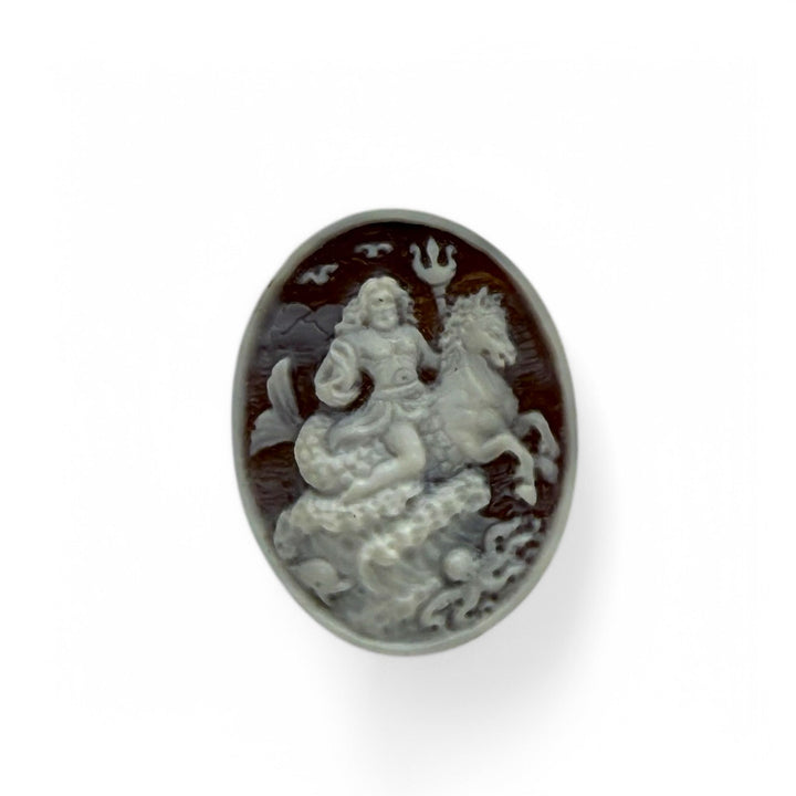 Anello "Poseidone" su conchiglia sardonica montato su argento