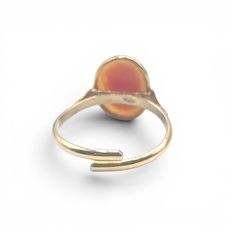 Anello dea di Cammeo e Madreperla montati in Argento Dorato