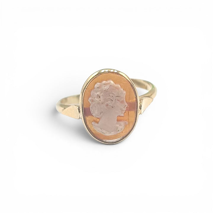 Anello dea di Cammeo e Madreperla montati in Argento Dorato