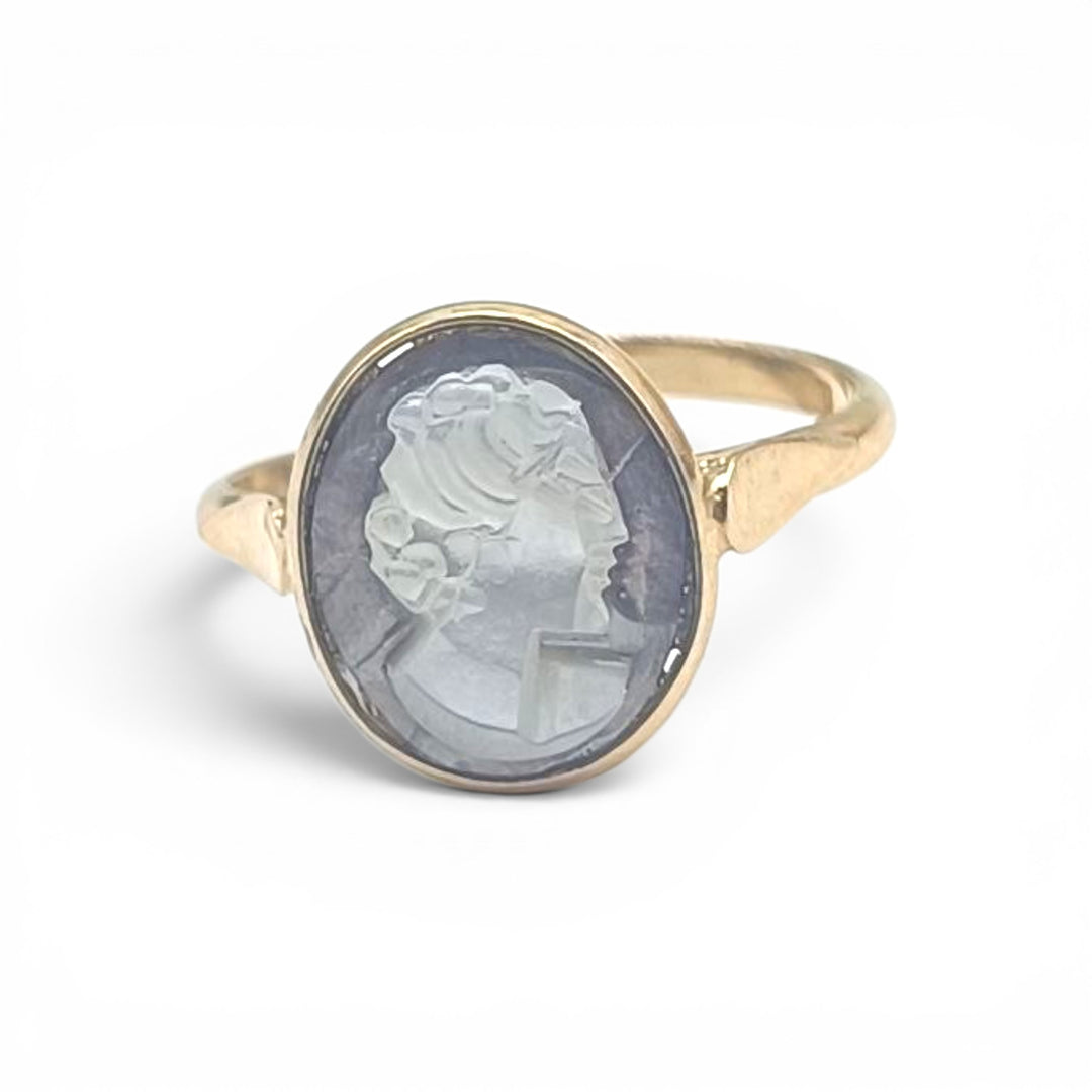 Anello dea di Cammeo e Madreperla montati in Argento Dorato