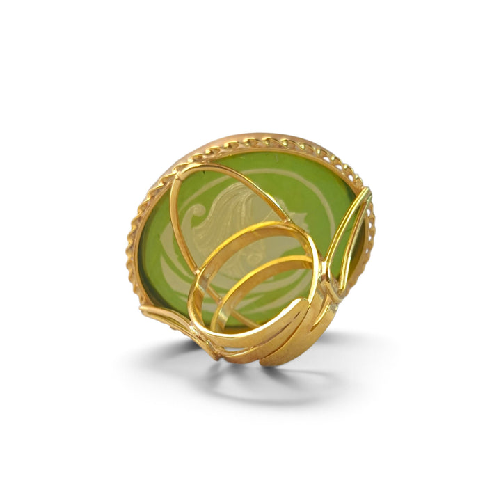 Anello Dea Bendata di Ambra verde montato in Argento Dorato