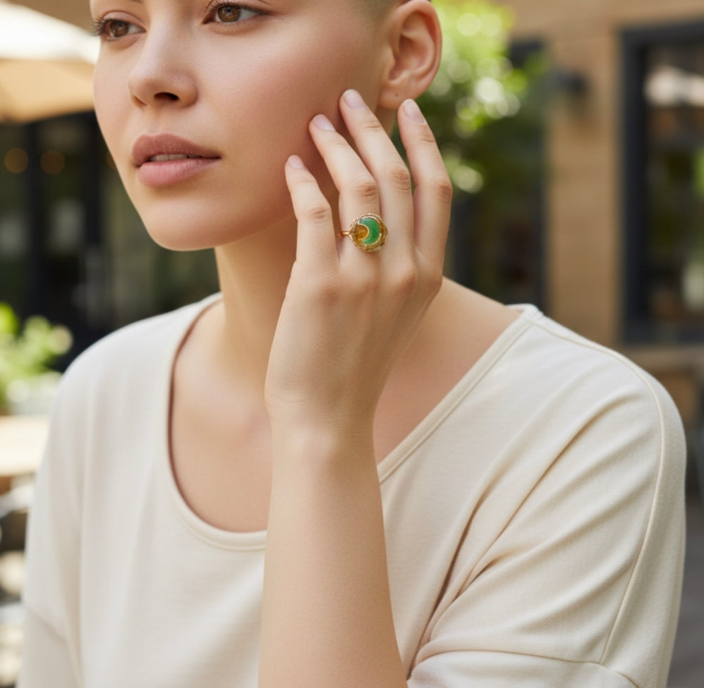 Anello di Ambra verde montato in Argento Dorato