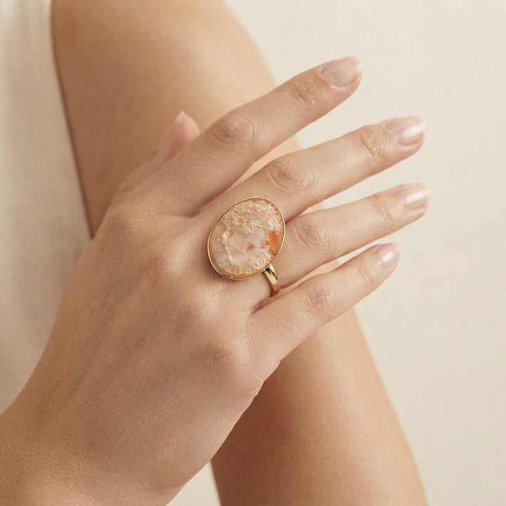 Anello Dama dell'800 di Cammeo montato in Argento Dorato