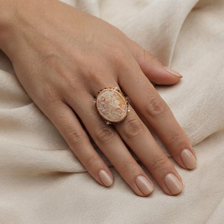 Anello Dea Athena di Cammeo, Perle e Zirconi montato in Argento Dorato