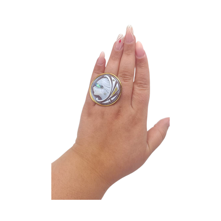 Anello Dea bendata di Cammeo, con Zirconi montato in Argento Dorato