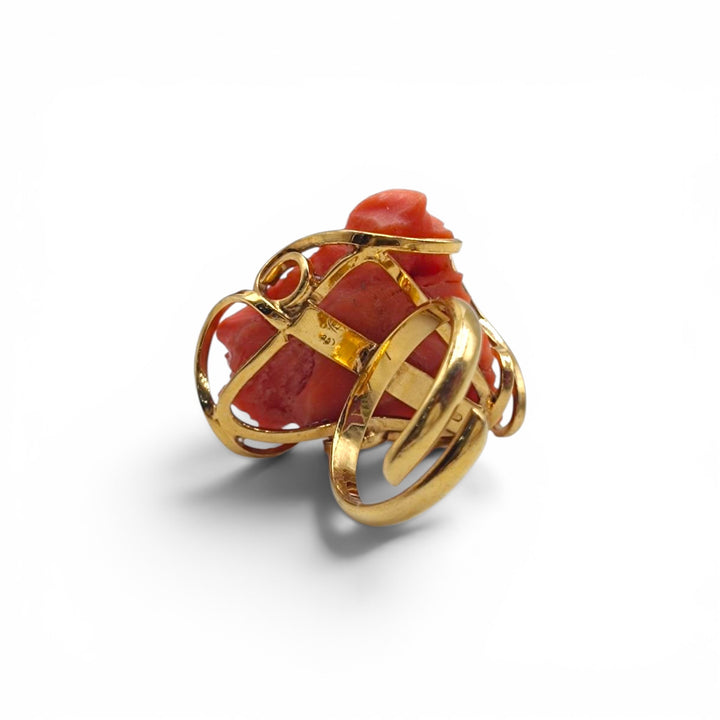 Anello Dea Bendata di Corallo montato in Argento Dorato