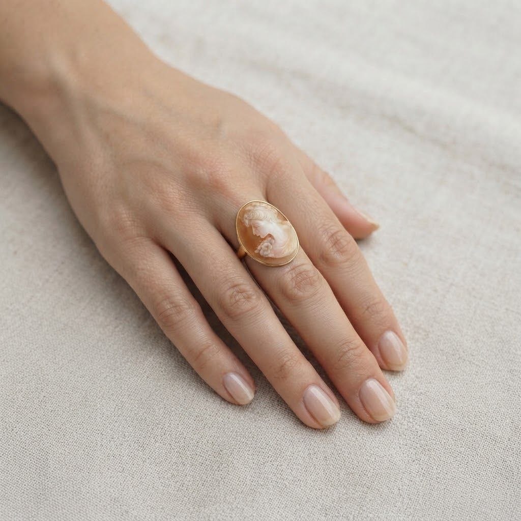 Anello Dea Flora di Cammeo montato in Argento Dorato