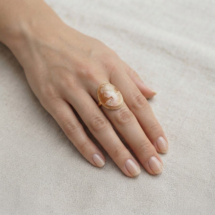 Anello Dea Flora di Cammeo montato in Argento Dorato