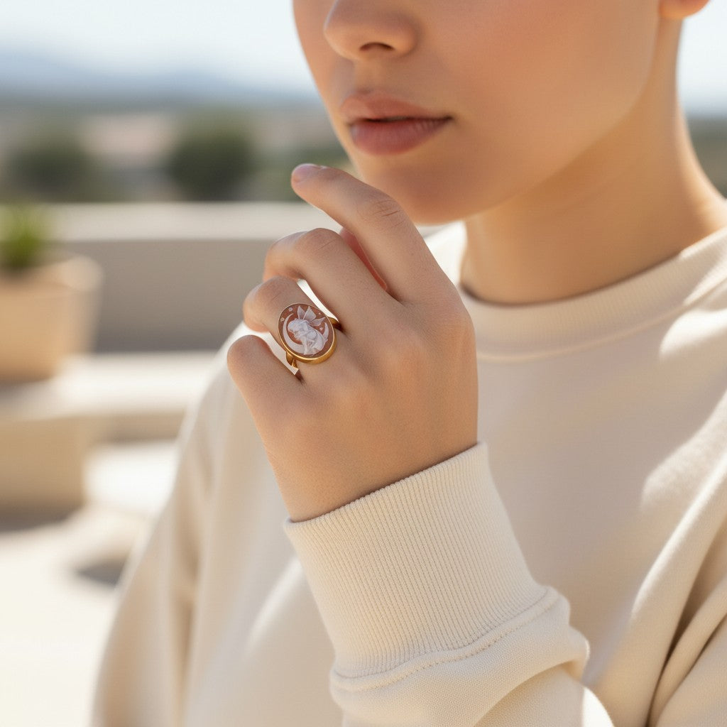 Anello Fata della Luna di Cammeo montato in Argento Dorato