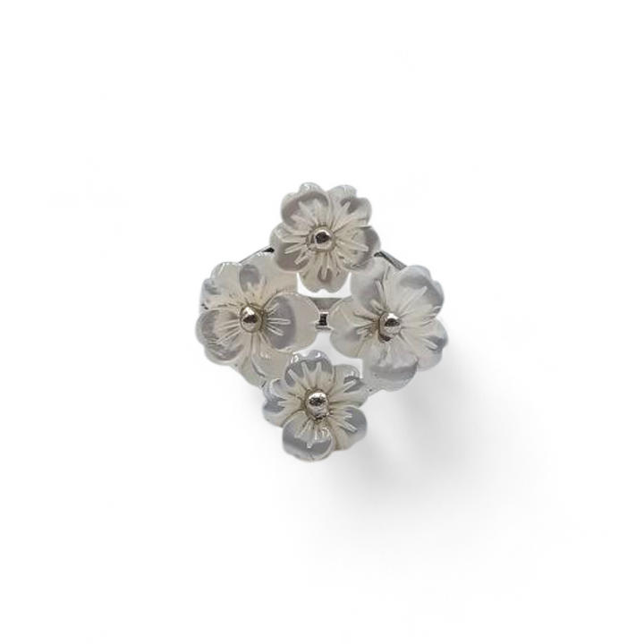 Anello con Fiorellini di Madreperla montato in Argento