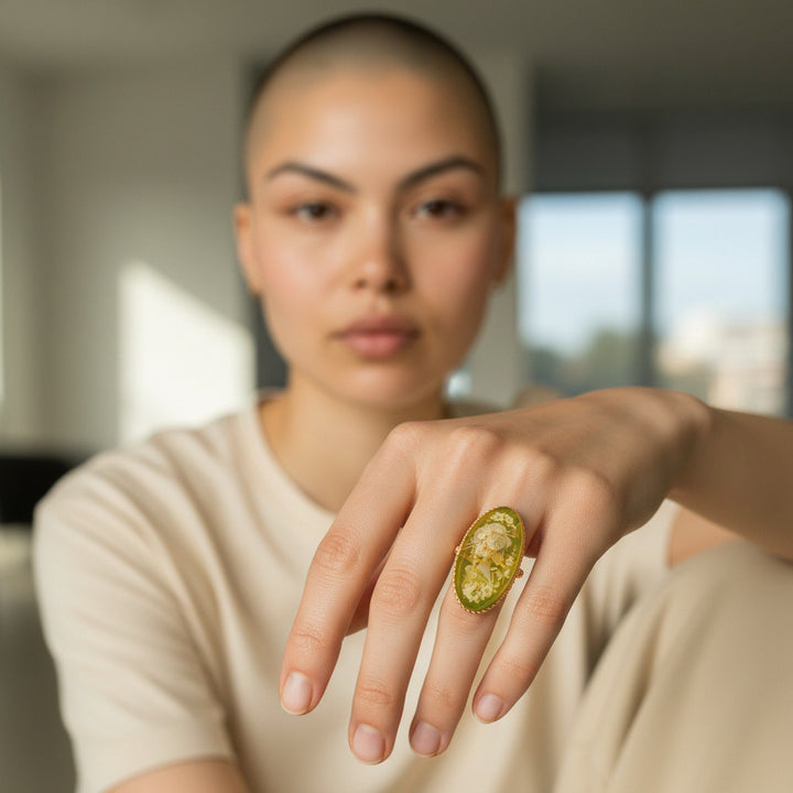 Anello Geisha di Ambra verde montato in Argento Dorato