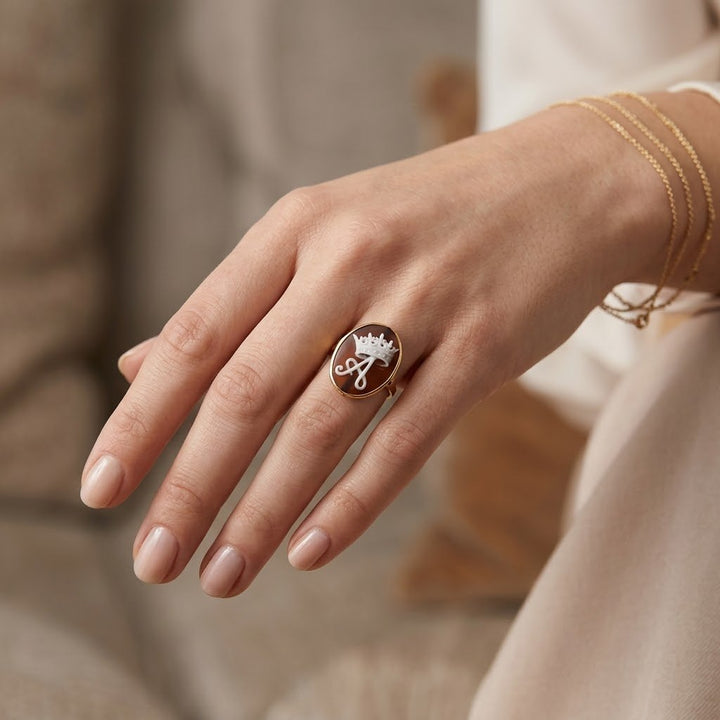Anello Iniziale di Cammeo montato in Argento Dorato