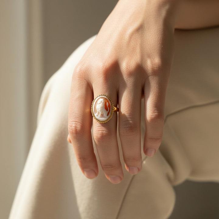 Anello Leone di Cammeo montato in Argento Dorato