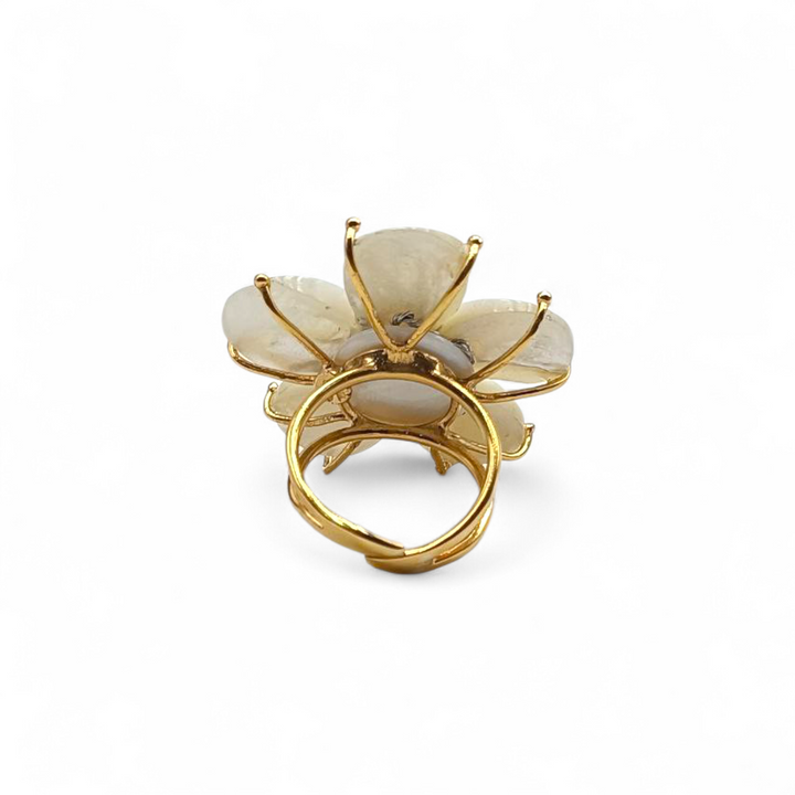 Anello Fiore di Madreperla montato in Argento Dorato