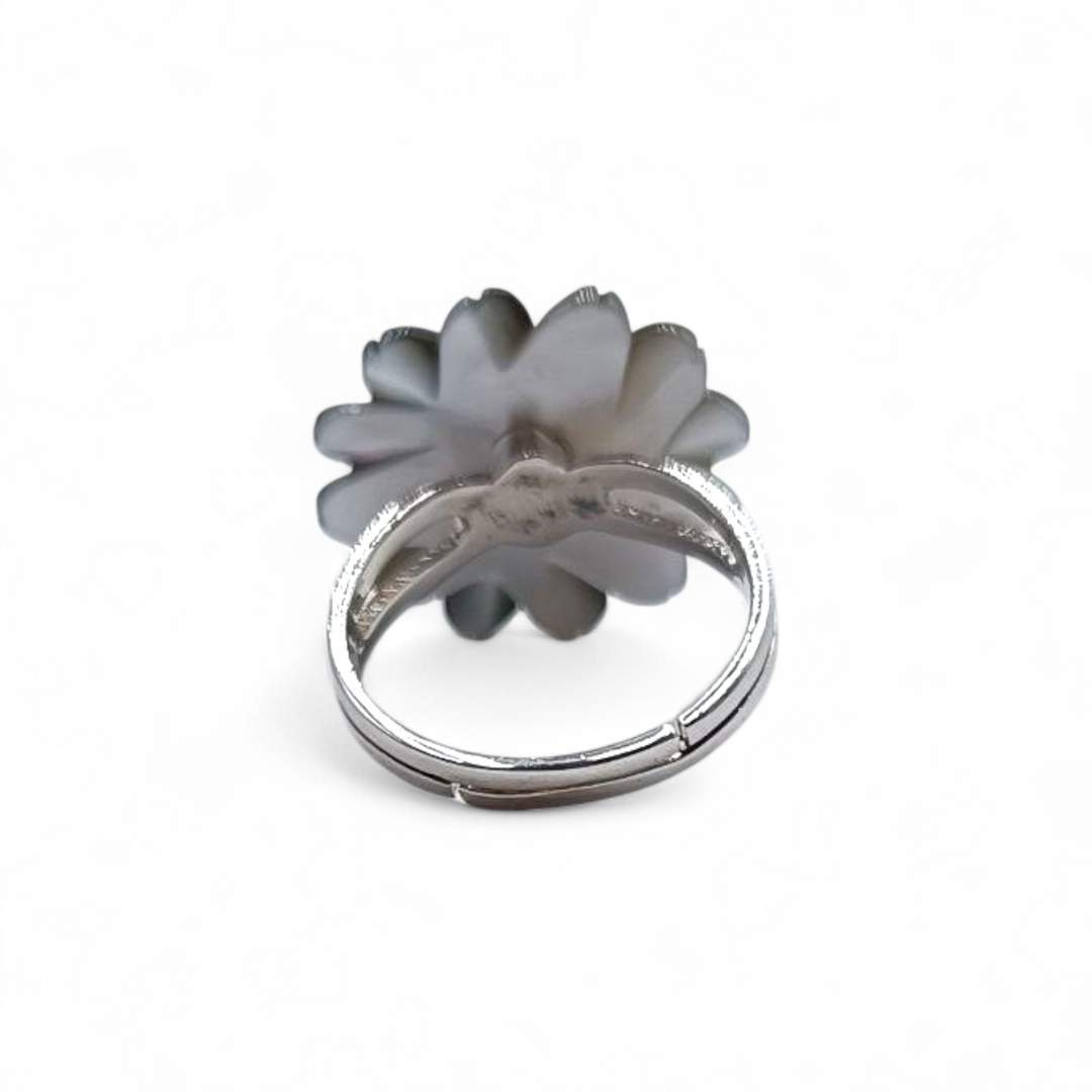 Anello Margherita di Madreperla nera montato in Argento