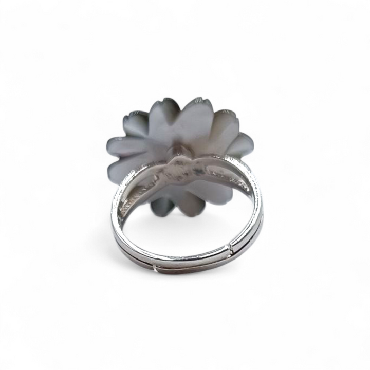Anello Margherita di Madreperla nera montato in Argento