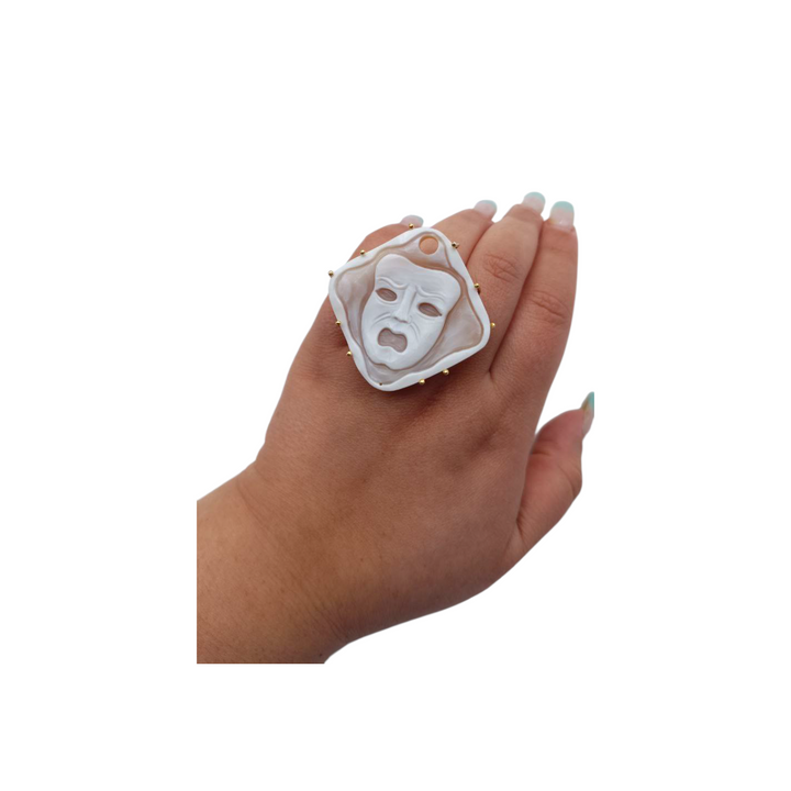 Anello con Maschera Teatrale di Cammeo montato in Argento Dorato