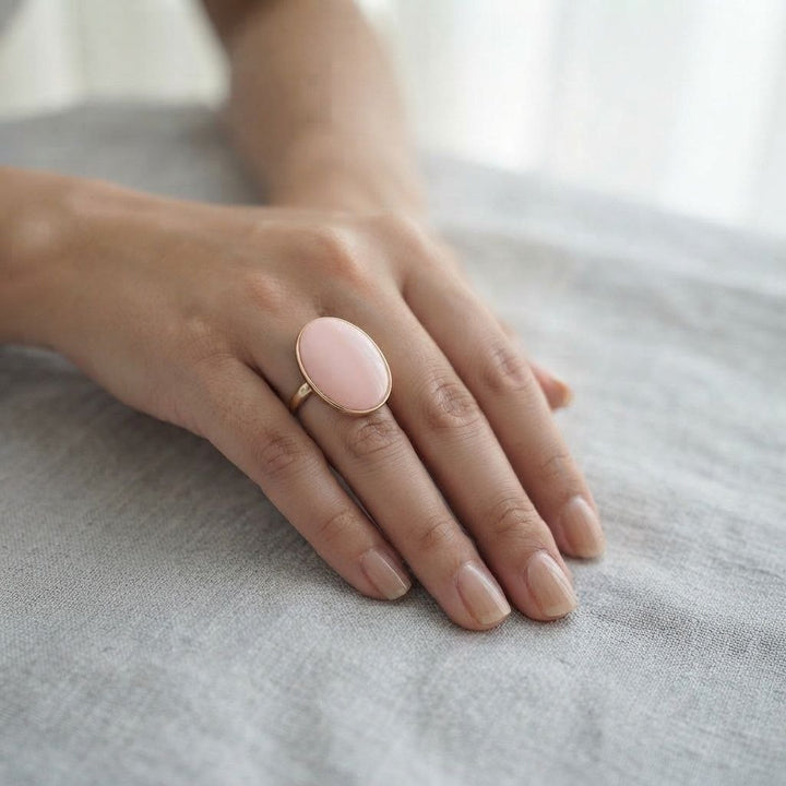 Anello Ovale di Pasta di Corallo rosa montato in Argento Dorato