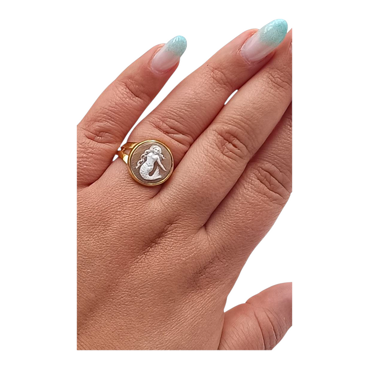 Anello Sirena Partenope di Cammeo montato in Argento Dorato