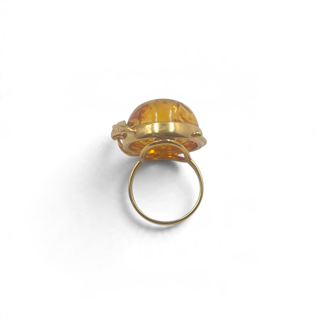 Anello Rotondo di Ambra marrone montato in Argento Dorato