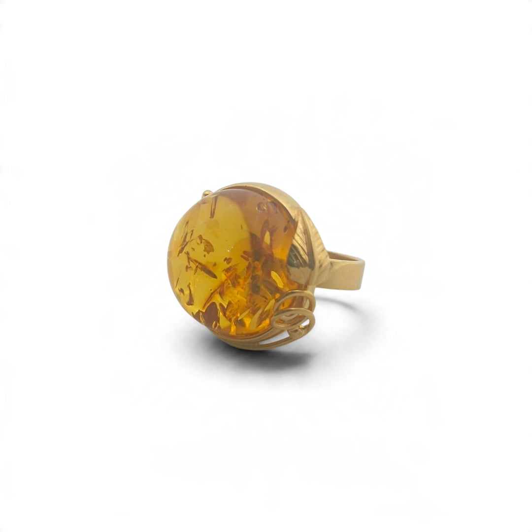Anello Rotondo di Ambra marrone montato in Argento Dorato