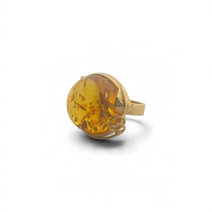 Anello Rotondo di Ambra marrone montato in Argento Dorato