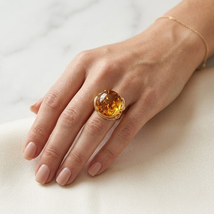 Anello Rotondo di Ambra marrone montato in Argento Dorato