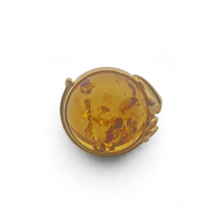 Anello Rotondo di Ambra marrone montato in Argento Dorato