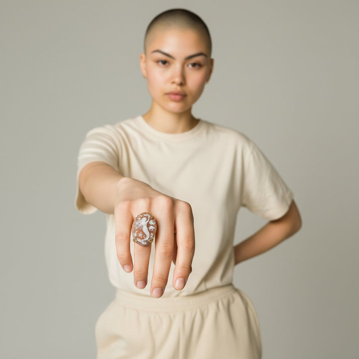 Anello Sirena di Cammeo montato in Argento Dorato