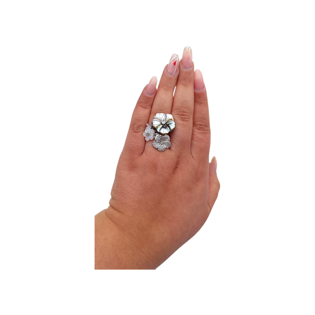 Anello Tris di Fiori in Madreperla nera e Zirconi montato in Argento