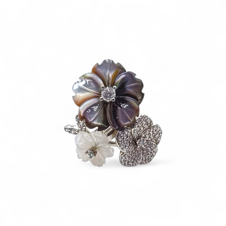 Anello Tris di Fiori in Madreperla nera e Zirconi montato in Argento