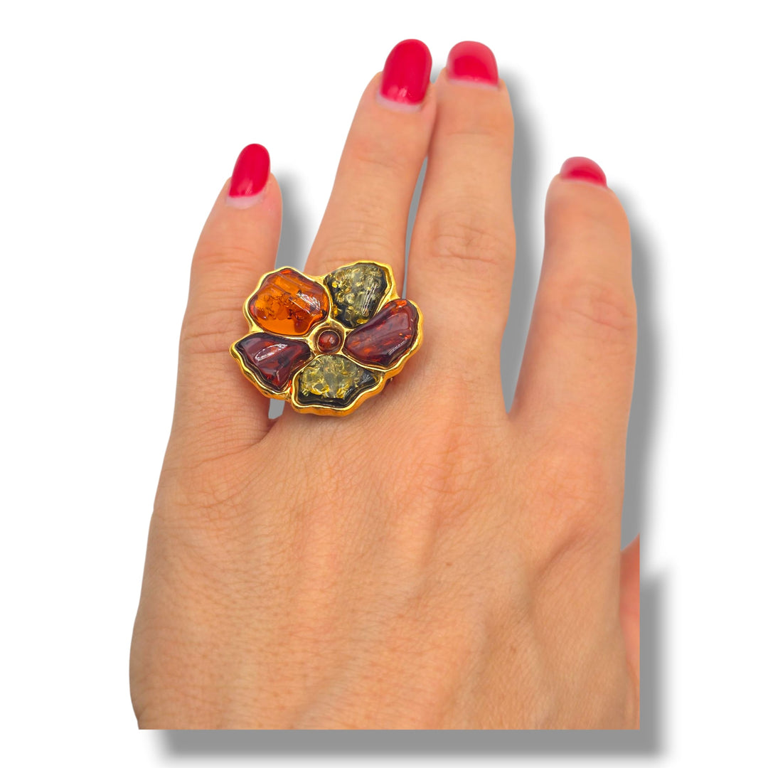 Anello “Fiore Margherita” di ambra montato in argento dorato