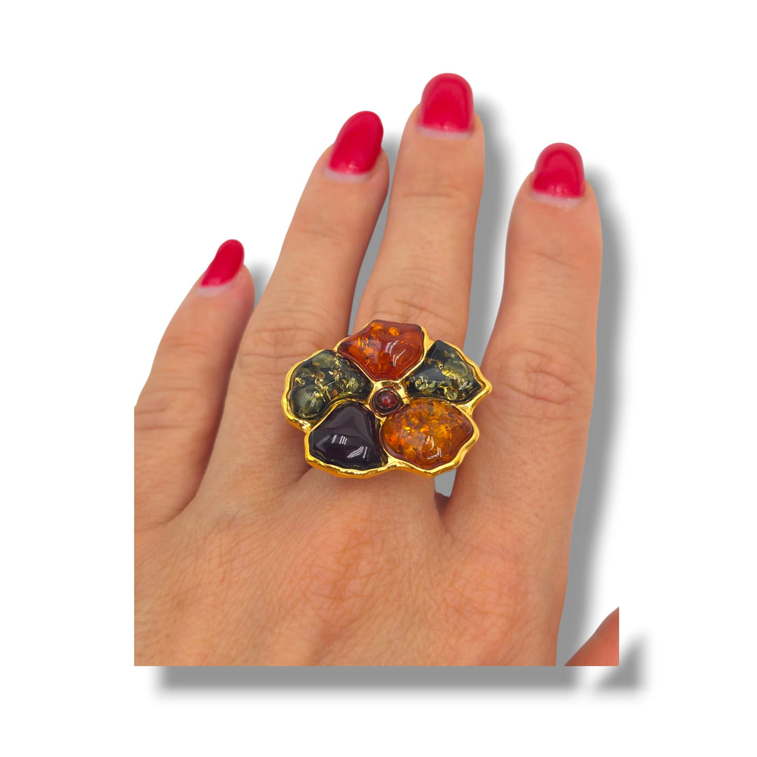 Anello “Fiore Margherita” di ambra montato in argento dorato